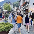 Els turistes omplen els carrers de municipis com Naut Aran aquest cap de setmana, en els inicis de la campanya d’estiu. - ACN