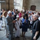Desenes de fidels van esperar Salvador Giménez després de la missa per compartir un refrigeri de comiat. - AMADO FORROLLA