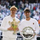 Jannik Sinner i Carlos Alcaraz posen amb els respectius trofeus després de la disputa de la final que va guanyar l’italià. - EFE
