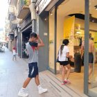 Clients entrant en un establiment comercial del carrer Carme. - S.E.