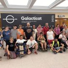 Membres de l’Associació Alba, primers espectadors ahir del Galacticat als Cinemes Majèstic. - GALACTICAT