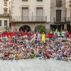 Els 449 joves inscrits en els casals, amb representants de l’ajuntament de Tàrrega, en una foto de família a la plaça Major de Tàrrega. - AJUNTAMENT DE TÀRREGA