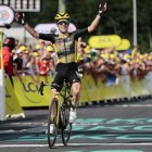 Simon Yates, en el moment de travessar la meta com a guanyador. - EFE