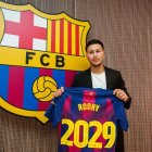 Roony Bardghji, que tindrà fitxa del filial, va posar ahir. - FC BARCELONA