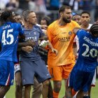 Luis Enrique perd els nervis i agredeix Joao Pedro al caure a la final - EFE