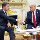 Rutte dona la mà de Trump durant una reunió al Despatx Oval de la Casa Blanca. - EFE/EPA/YURI GRIPAS / POOL