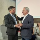 Serra va rebre la vara d’alcalde de Puigcerdà de l’edil sortint, Jordi Gassió (d). - ACN