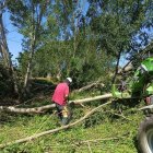 Un treballador de la brigada, ahir a Ribalta. - AJUNTAMENT DE SOLSONA