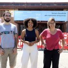 L’edil d’Almacelles, Marc Dalmau, la diputada Viviane Ogou i la regidora de Lleida, Laura Bergés. - MAGDALENA ALTISENT