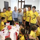 Imatge del taller de fanalets de l’Agrupació Ilerdenca de Pessebristes celebrat ahir a l’IEI. - MAGDALENA ALTISENT
