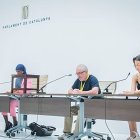 Taula de la sessió constitutiva del Parlament amb les dos alumnes de la UdL. - SERGI RAMOS LAVEDESA