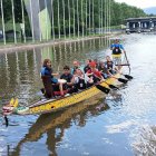 L’embarcació Barca Dragó, durant l’activitat inclusiva al Parc del Segre. - CLUB CADÍ CANOE KAYAK
