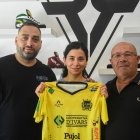 Lluís Rodero, Bea Gaete i Ramon Porta, ahir durant la presentació de la jugadora xilena. - CLARA LIÁÑEZ