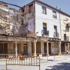 Imatge dels habitatges afectats amb les tanques que impedeixen el pas. - LAIA PEDRÓS