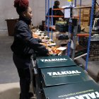 Caixes de fruita i verdura de Talkual a punt de ser enviades.