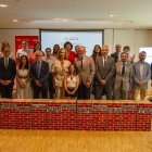 Foto de família de premiats, autoritats i de la Fundació Mapfre amb la infanta Elena al centre. - ÀLEX SAMPER