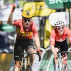 El corredor noruec Jonas Abrahamsen (Uno X Mobility) celebra el seu triomf en l’onzena etapa. - EUROPA PRESS