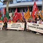 Concentració organitzada ahir davant la seu de la Coell a favor de la reducció de jornada. - J. MARTÍNEZ