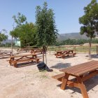 La zona de pícnic de l’aparcament d’autocaravanes de la Granja. - AJUNTAMENT DE LA GRANJA D’ESCARP