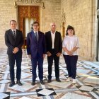 El conseller Ordeig i el president Illa, amb Joan Carles Massot i Teresa Montanuy en nom de JARC. - JARC