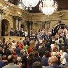 Els diputats, aplaudint representants del món local després de l’aprovació del text. - M. CODINAS