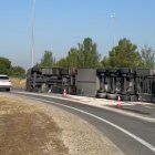 Bolca a la LL-11 a Lleida un camió carregat de pernils