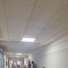 Usuaris esperant el transport en ambulància, ahir. - CM
