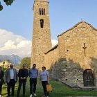Representants institucionals, ahir al costat de l’església romànica de Sant Climent de Coll de Nargó. - IEI