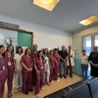 Membres de l’equip d’Urgències de l’hospital i Maria del Mar López, la viuda d’Ureña. - HUAV