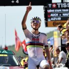 L’eslovè Tadej Pogacar celebra a la meta la seua victòria en la primera gran etapa pirinenca. - EFE