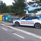 Un vehicles dels Mossos davant una illa de contenidors. - CC SOLSONÈS