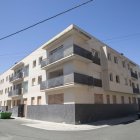 El bloc de pisos va quedar abandonat amb la crisi immobiliària del 2008. - C.MARSIÑACH
