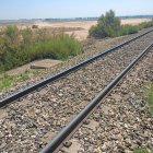 Un camió treballa en la primera fase d’obres del port sec de Tamarit de Llitera, al costat de la via de tren Saragossa-Lleida. - E.B.D.