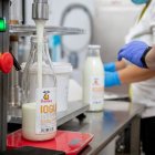 Ompliment d’una botella de iogurt d’aquest projecte social. - ACN