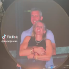 Un frame de la imagen captada por la 'kiss cam'.