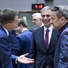 El secretari d'estat de la UE, Fernando Sampedro, conversant amb el ministre d'Afers Europeus de Polònia i de Luxemburg durant la reunió d'aquest divendres.