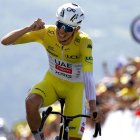 Pogacar celebra la seua victòria en la contrarellotge, que l’atansa al seu quart Tour. - EFE