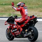 Marc Márquez saluda el públic una vegada conclosa la sessió oficial al circuit de Brno. - EFE