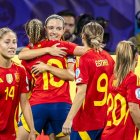 Jugadores de la selecció espanyola celebren un dels dos gols que les van portar a semifinals. - EFE