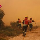 Bombers treballant per apagar l’incendi declarat a Alacant. - EUROPA PRESS