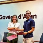 Maria Vergés e Eduardo Puente, dempús de signar eth convèni.; Array