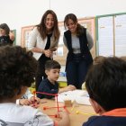 La consellera d’Educació, Esther Niubó, visitant una escola en una imatge d’arxiu. - ACN