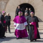 La processó dels oficiants va sortir del Palau Episcopal de Lleida. Després d’una reunió a porta tancada, el bisbe electe, acompanyat per Salvador Giménez, es va desplaçar a peu des de la seu del bisbat fins a la Catedral. - PAU PASCUAL PRAT