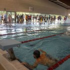 Els participants van nadar 200 metres, el doble respecte a l’any passat, a la piscina coberta. - LAIA PEDRÓS