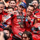 Marc Márquez fa broma acompanyat per tot el seu equip amb el poc que li va faltar per ser sancionat per la pressió dels pneumàtics. - EFE