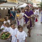 Cleòpatra i Cèsar desfilant pel Mercat Romà de Guissona ahir al matí. - C.MARSIÑACH