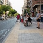 Majoria de dones divendres en una parada d’autobús de la ciutat. - S.E.