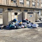 Bosses d’escombraries tirades fora dels contenidors. - AJUNTAMENT DE TÀRREGA