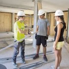 Una estudiant d’Arquitectura dona indicacions a dos joves del camp de treball. - LAIA PEDRÓS