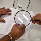 La lletra de menys d’1,5 mil·límetres de cos resulta difícilment llegible a una distància curta. - ÁLEX SAMPER